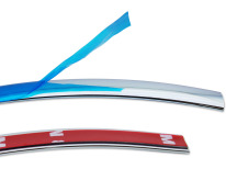 Baguette chromée de contour des vitres latérales