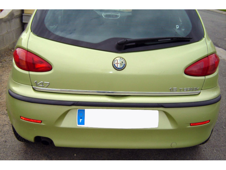 Baguette de coffre chrom&eacute;e Alfa Romeo 147