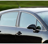 Baguette chromée de contour des vitres latérales