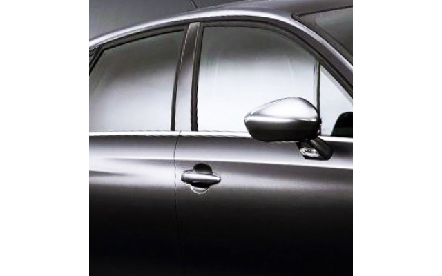 Baguette chromée de contour des vitres latérales pour